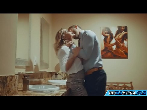 ❤️ Kapag ang isang busty blonde seduces sa isang pampublikong banyo ❤  Sex sa amin ﹏